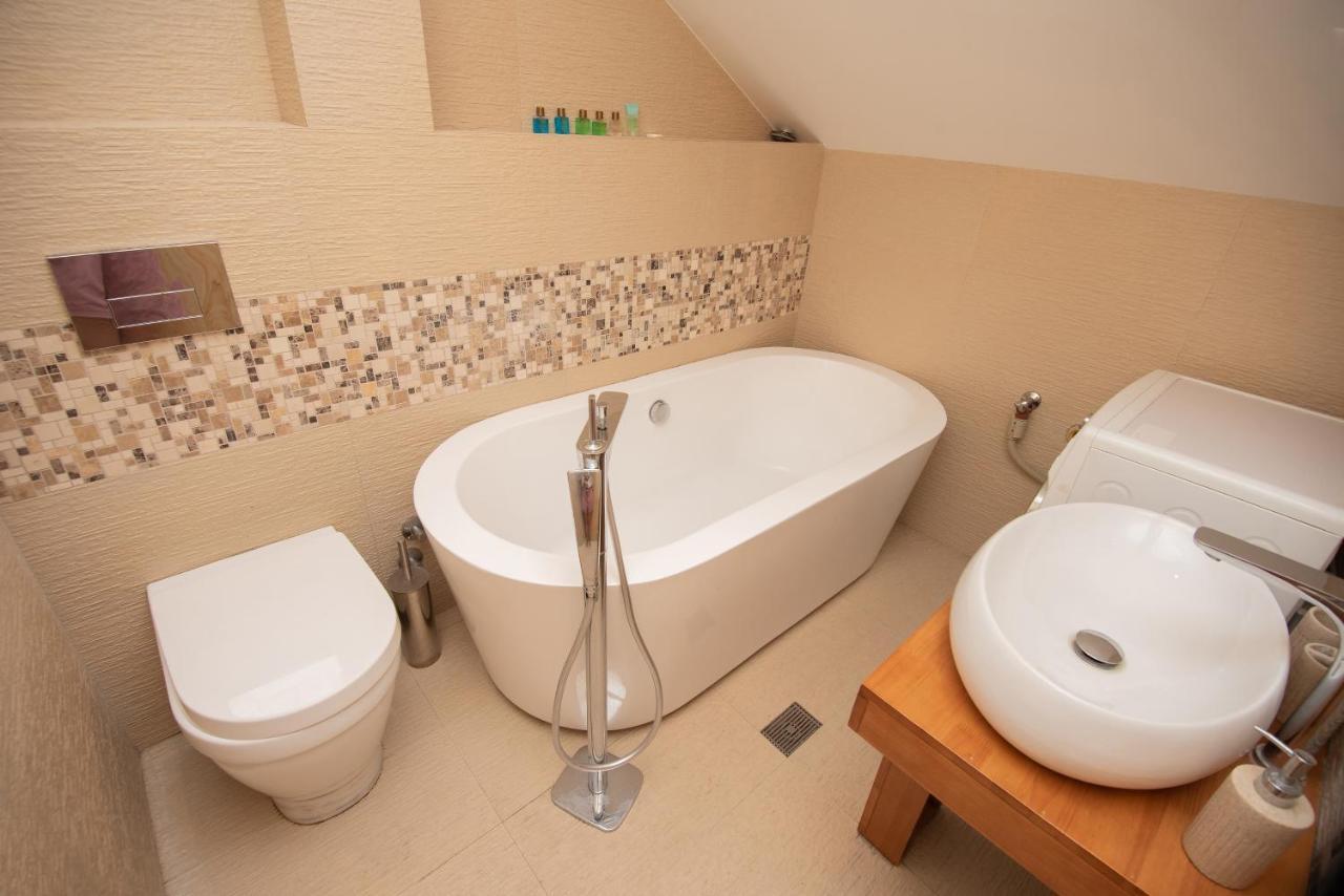 Luxury 4 Bedroom Apartment #1 In The City Center Of Tbilisi Luaran gambar